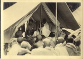 Raimondo Franchetti, nel 1929 in Dancalia, Etiopia, durante la sua spedizione, mentre tratta con i razziatori dancali.